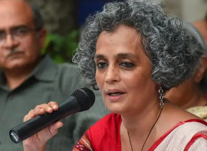 അരുന്ധതി റോയ്