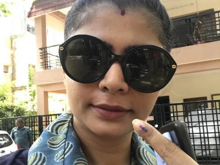 “കാറിന്‍റെ വിന്‍ഡ്‌ഷീല്‍ഡ് നിങ്ങള്‍ എങ്ങനെ തിരിച്ചുവയ്ക്കും?” - വോട്ടുചെയ്ത ശേഷം കൂളിംഗ് ഗ്ലാസ് ധരിച്ച് ഫോട്ടോയ്ക്ക് പോസ് ചെയ്ത ഗായികയ്ക്ക് സംവിധായകന്‍റെ പരിഹാസം!