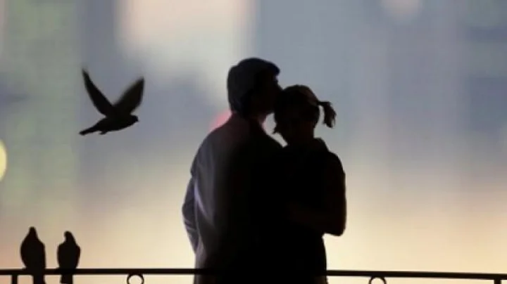 Girls fall in Love मुली प्रेमात पडतात तेव्हा त्यांच्यात हा बदल घडतो