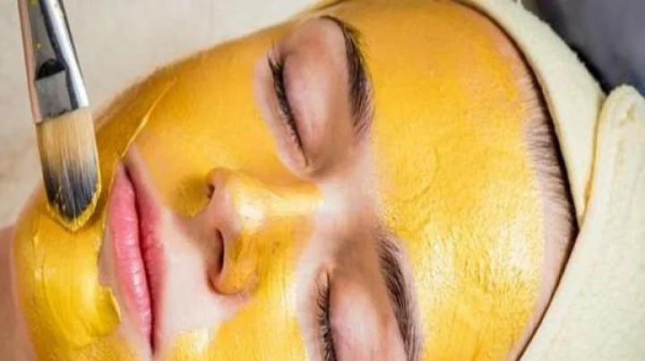चेहऱ्यावर हळदीची पेस्ट लावण्याने हे फायदे मिळतात, कसे वापराल