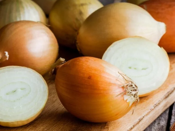 How long we can keep onion in fridge