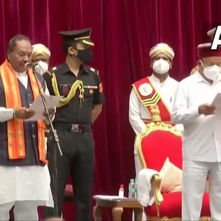 സത്യപ്രതിജ്ഞയിൽ വ്യത്യസ്‌തരായി കർണാടക മന്ത്രിമാർ, ഗോമാതാവിന്‍റെ നാമത്തിലും പ്രതിജ്ഞ