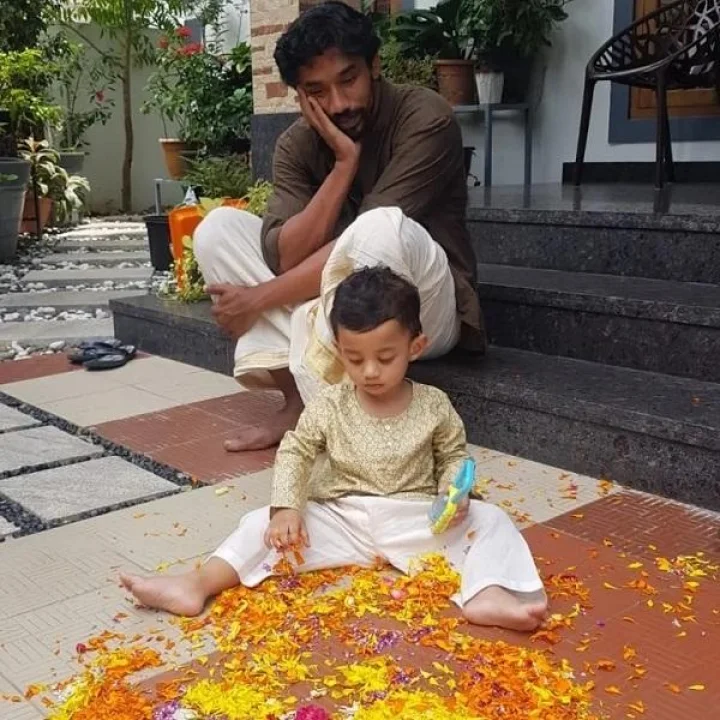 'പൂക്കളം കുളമായി...'; ഓണവിശേഷങ്ങളുമായി മിഥുന്‍ മാനുവല്‍ തോമസ്