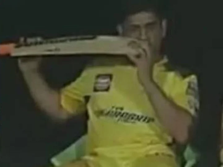Dhoni eat the bat reason