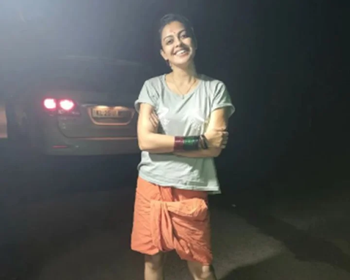 Anusree Photos മുണ്ട് വളച്ചുകുത്തി മാസ് ലുക്കില്‍ അനുശ്രീ; ഇഷ്ടപ്പെട്ടില്ലേ എന്ന് താരം