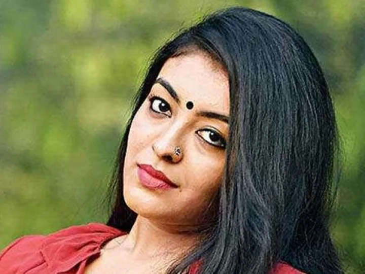 Durga Krishna bad comment reply അമ്മയ്‌ക്കെതിരെ മോശം കമന്റ്; എവിടേലും ഉറപ്പുണ്ടെങ്കില്‍ ഒറിജിനല്‍ അക്കൗണ്ടില്‍ വരാന്‍ വെല്ലുവിളിച്ച് ദുര്‍ഗ കൃഷ്ണ