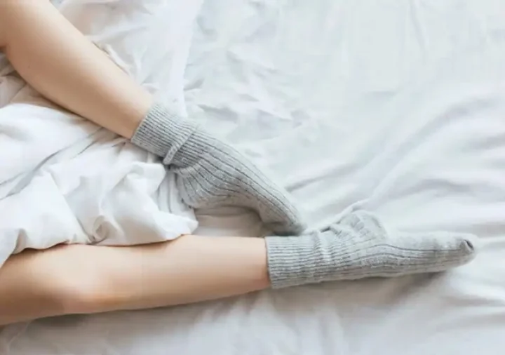 wear socks while sleeping