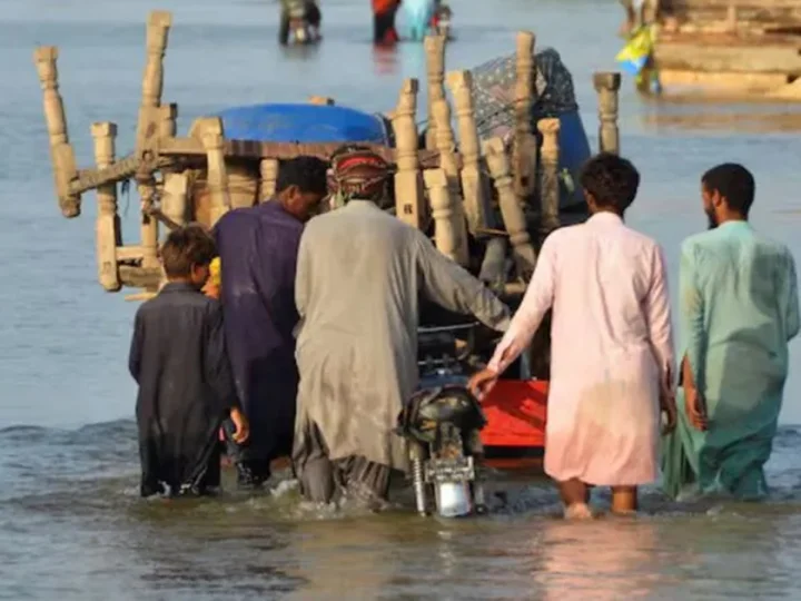 Floods, Floods in pakistan 200 Died, Pakistan Floods, Flood death, പ്രളയം, പാക്കിസ്ഥാനില്‍ മിന്നല്‍ പ്രളയം, പാക്കിസ്ഥാന്‍ വാര്‍ത്തകള്‍