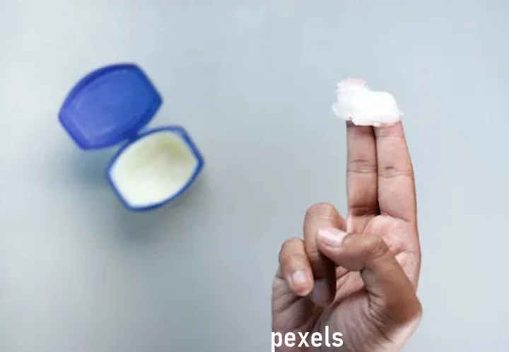 പെട്രോളിയം ജെല്ലി നല്ലതോ, പെട്രോളിയം ജെല്ലി ഗുണങ്ങൾ, ആരോഗ്യം,petroleum jelly, Petroleum jelly uses