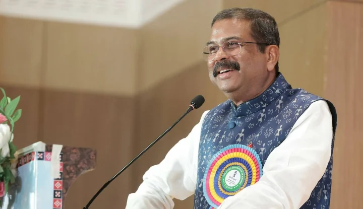 NEET Exam : പുതിയ പ്രശ്നത്തിന് പുതിയ പരിഹാരം: നീറ്റ് പുനഃപരീക്ഷയ്ക്ക് ചോദ്യപേപ്പർ എത്തിക്കുക വ്യോമസേന!