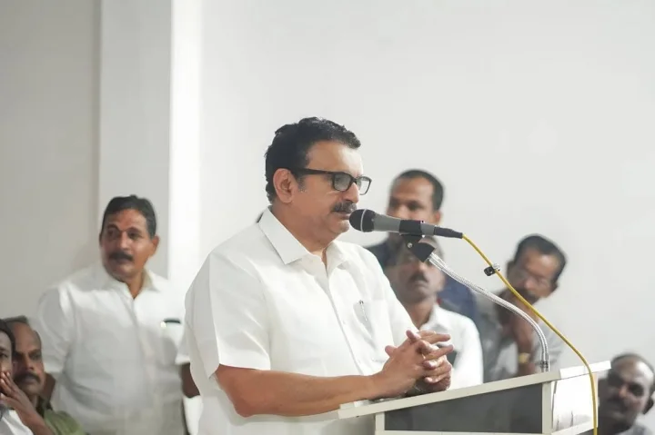 നിങ്ങൾക്ക് മുന്നിലുള്ളത് ആരോഗ്യമന്ത്രി, പ്രതിപക്ഷത്ത് ഇരുന്ന് പറഞ്ഞത് ഈ സീറ്റിന് ബാധകമല്ല