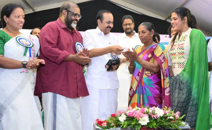 പ്രിയദര്‍ശിനി പദ്ധതി: വനിതാ യാത്രക്കാരി ടിക്കറ്റ് നിരക്ക് നല്‍കാന്‍ തയ്യാറായാലും കണ്ടക്ടര്‍മാര്‍ക്ക് അത് സ്വീകരിക്കാന്‍ കഴിയില്ലെന്ന് മന്ത്രി