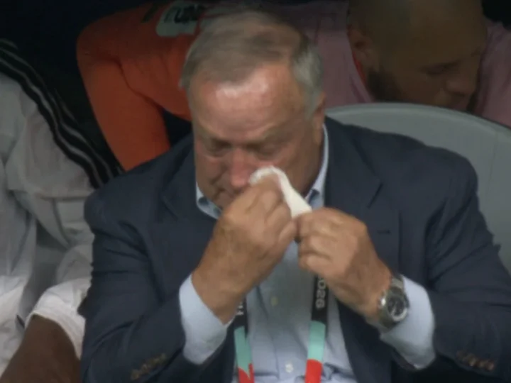 Dick Advocaat: 'കരയരുത്, നിങ്ങളാണ് ജയിച്ചത്'; ക്യുറസാവോ പരിശീലകനോടു ഫുട്‌ബോൾ ലോകം
