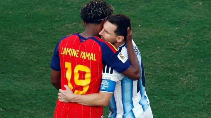 Lamine Yamal consoles Lionel Messi, Messi, Yamal, ലയണൽ മെസി, ലമിൻ യമാൽ