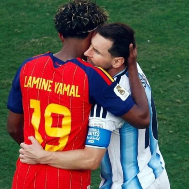 Lamine Yamal consoles Lionel Messi, Messi, Yamal, ലയണൽ മെസി, ലമിൻ യമാൽ