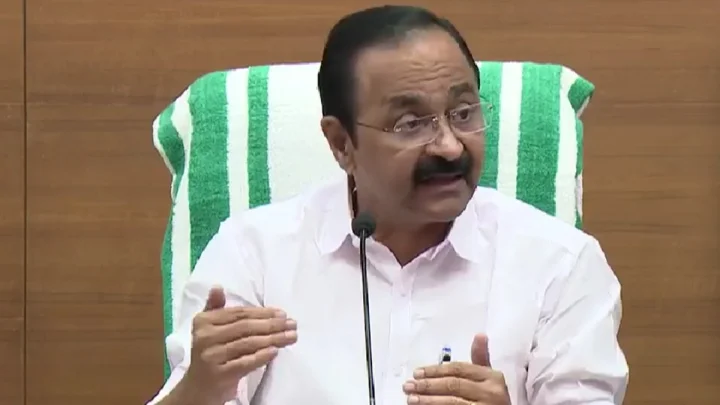 VD Satheesan angry to Media on Helicopter Journey