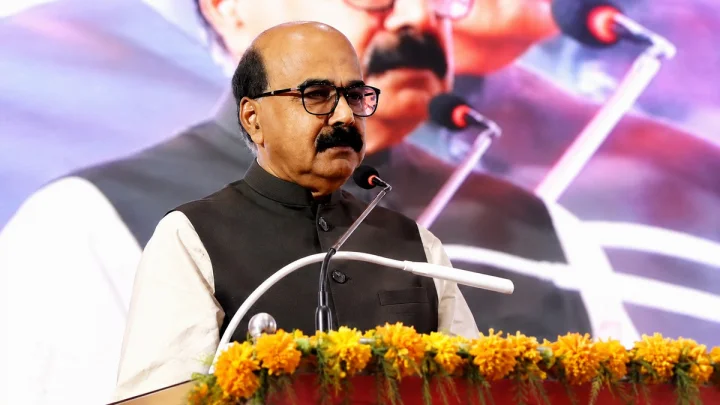 നിങ്ങൾ പാറ്റകളല്ലെങ്കിൽ ശബ്ദമുണ്ടാക്കു, നിശബ്ദരായി വിദ്യാർഥികൾ നാണം കെട്ട് കേരള സർവകലാശാല വൈസ് ചാൻസലർ