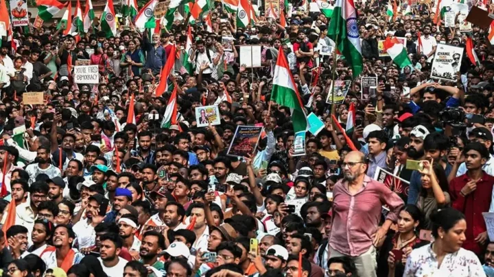 'പേടിച്ച് വിറച്ച് 56 ഇഞ്ച്'; ഡൽഹിയിലേക്കുള്ള ട്രെയിൻ ഗതാഗതം നിർത്തലാക്കി, പിള്ളേരെ പ്രതിരോധിക്കാൻ 23,000 പൊലീസുകാർ