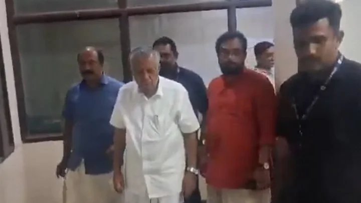 പിണറായി വിജയനെ ഡൽഹി പോലീസ് കസ്റ്റഡിയിൽ വെച്ചത് 8 മണിക്കൂർ, പോലീസിൻ്റേത് വിചിത്ര നടപടി, ഗ്യാനേഷ് രാജി വെയ്ക്കും വരെ പ്രക്ഷോഭമെന്ന് മറുപടി