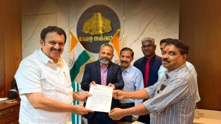 'ഞാൻ ആരേം കണ്ടിട്ടില്ല'; ആരോഗ്യമന്ത്രിയുടെ അടുത്ത നുണയും പൊളിഞ്ഞു