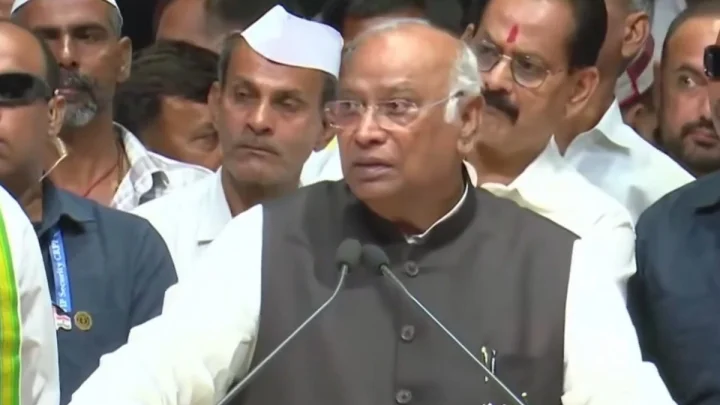 മോദി മാത്രമല്ല, മോദിയുടെ അച്ഛനും പോകേണ്ടിവരും: ഖാർഗെയുടെ പരാമർശത്തിൽ രാജ്യവ്യാപക പ്രതിഷേധവുമായി ബിജെപി
