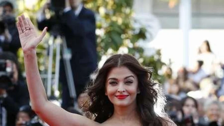 'कान'मध्ये ऐश्वर्याच्या सौंदर्याने रसिकांचे लक्ष वेधून घेतले (फोटो)