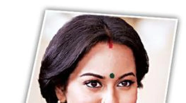 ‘अकिरा’साठी सोनाक्षीची लोकलवारी!