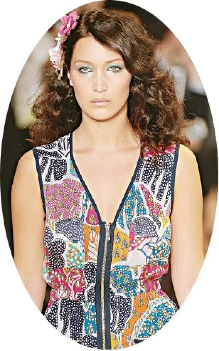 बेला हदीद न्यूड फोटोसाठी आईची माफी