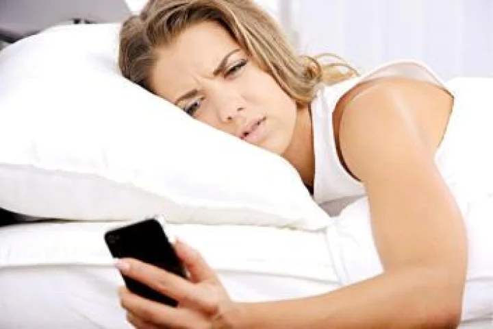 झोपताना स्मार्टफोन ठेवा दूर...keep smartphone away while sleeping..health tips