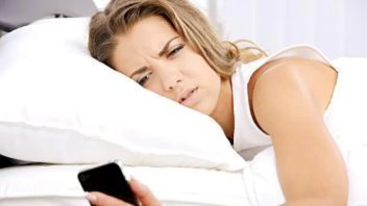 झोपताना स्मार्टफोन ठेवा दूर...