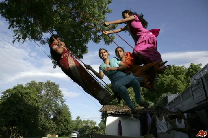 श्रावणरंग घाल घाल पिंगा वाऱया माझ्या परसात
