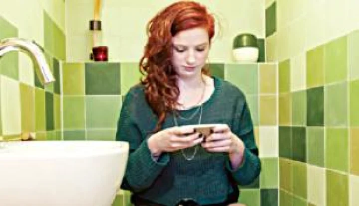 वॉशरूममध्ये मोबाइल वापरण्याची सवय धोकादायक