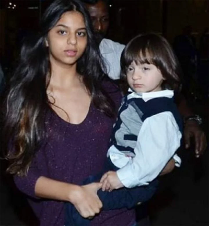 suhana-khan-posed-with-little-brother-abram
