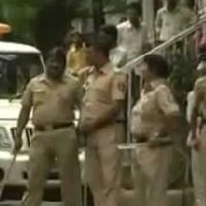 शिंदे गटात जाणाऱ्या संभाव्य खासदारांच्या घर, कार्यालयाला सुरक्षा कवच