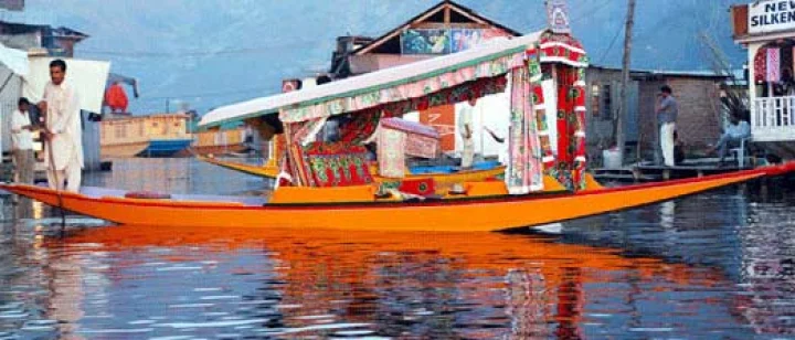 आकाशाला साद घालणारी हिमालयाची हिमशिखरं