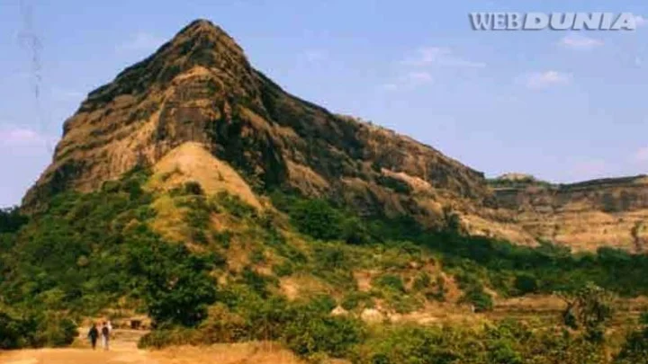ट्रॅकिंगसाठी प्रसिद्ध विसापूर किल्ला