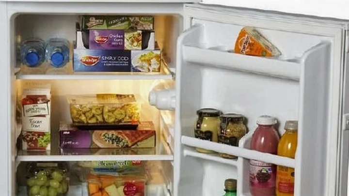फ्रीजमधील वास शोषतो लिंबू
