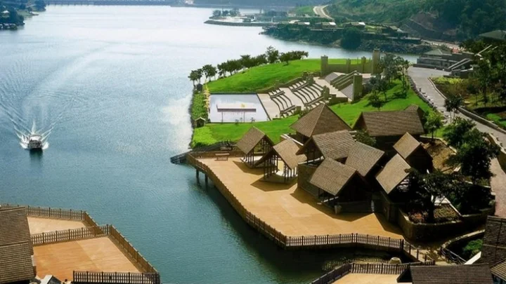 10-11 ऑक्टोबरला अॅम्बी व्हॅलीचा लिलाव