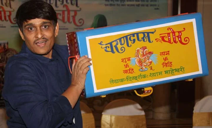marathi movie bus stop