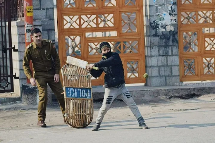 kashmiri kid play cricket