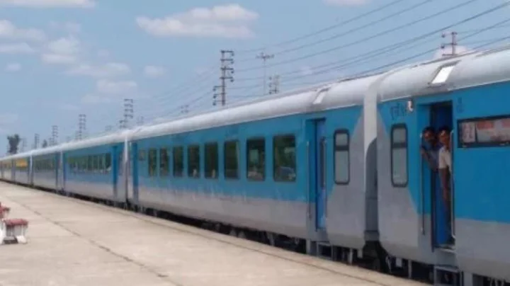 महाराष्ट्र: वसई रोड रेल्वे स्थानकावर चालत्या ट्रेनमध्ये चढताना वृद्ध महिला पडली; सहप्रवाशांनी त्यांचे प्राण वाचवले,व्हिडीओ बघा