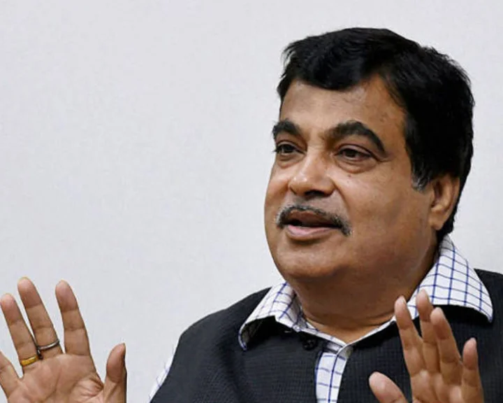 Maharashtra news: Youths attempt suicide outside Union Minister Nitin Gadkari's house in Nagpur Maharashtra News Regional Marathi News  Webdunia Marathi