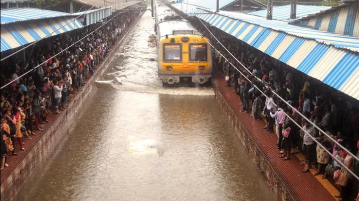 मुंबई : पालघरमध्ये पूल बुडाला, रेल्वेची गती मंद केली....IMD घोषित केला मुसळधार पावसाचा अलर्ट