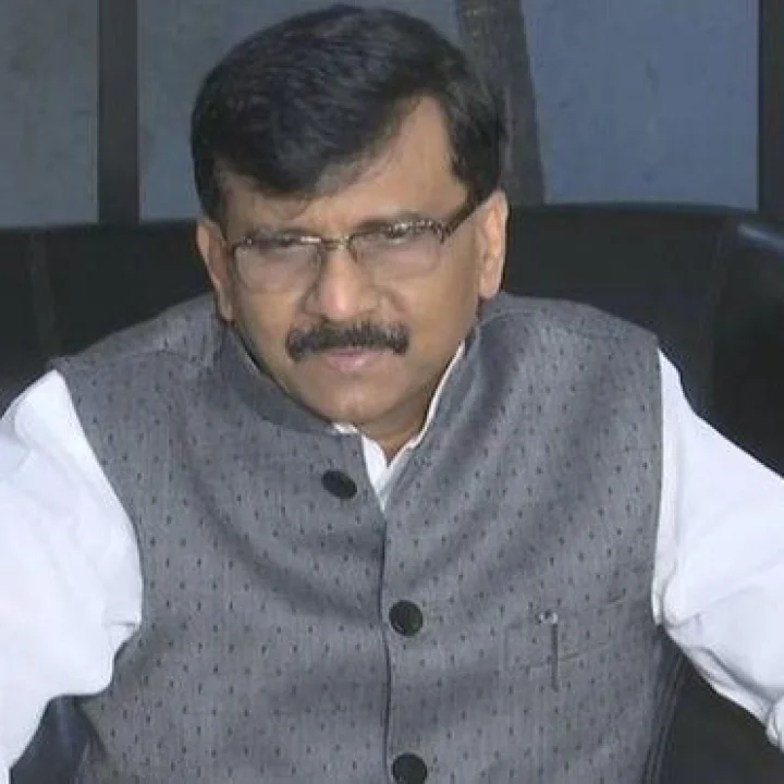 शिंदे यांना हटवल्यानंतर शिवसेनेत एक नवीन 'उदय' होईल असे म्हणत संजय राऊतांनी भाजपवर टीका केली