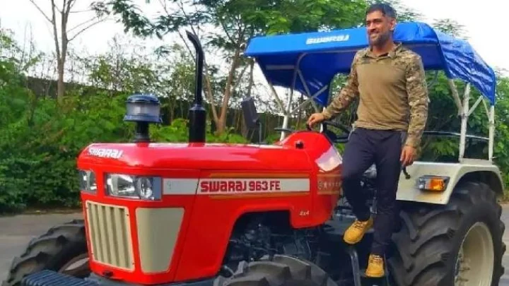 धोनीच्या स्वराज ट्रॅक्टरवर आनंद महिद्रा यांची भन्नाट कमेंट