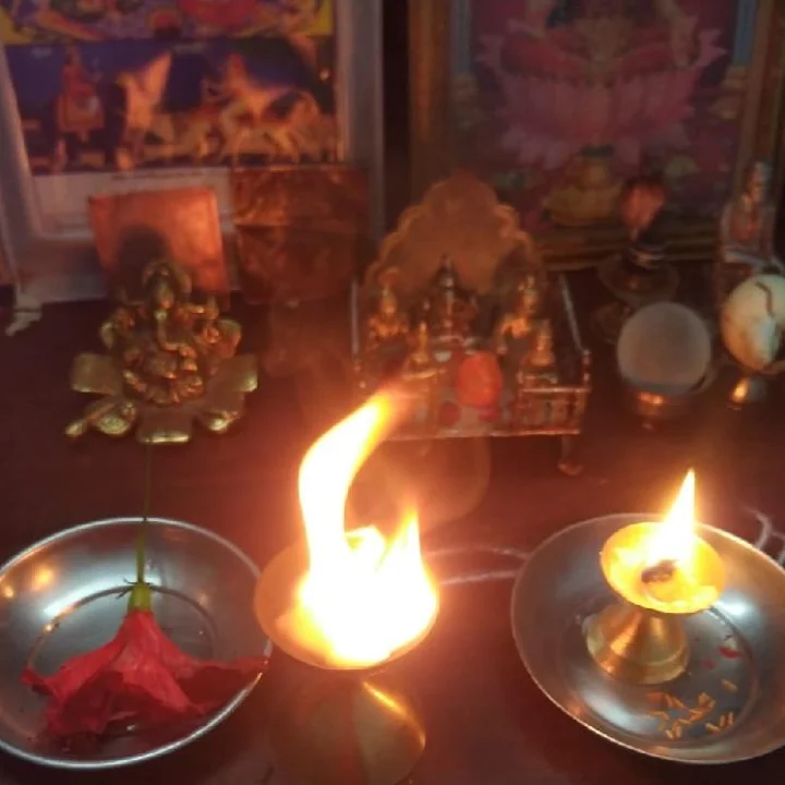 पूजा करताना हे जमिनीवर ठेवू नये, नियम माहित नसतील तर वाचा