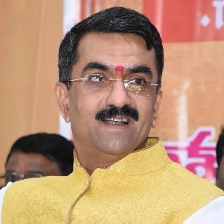 This is the answer given by the Minister of State for Home Affairs on the question of compulsory helmet in Nashik नाशिकमधील हेल्मेट सक्तीच्या प्रश्नावर गृहराज्यमंत्र्यांनी दिले हे उत्तरMaharashtra Regional News In Webdunia Marathi