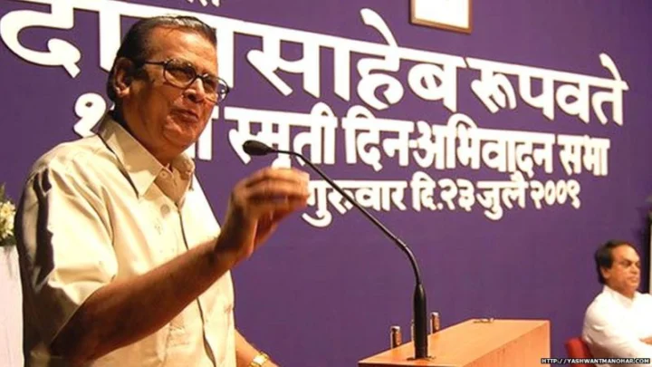 Marathi poet Yashwant Manohar refuses literary award