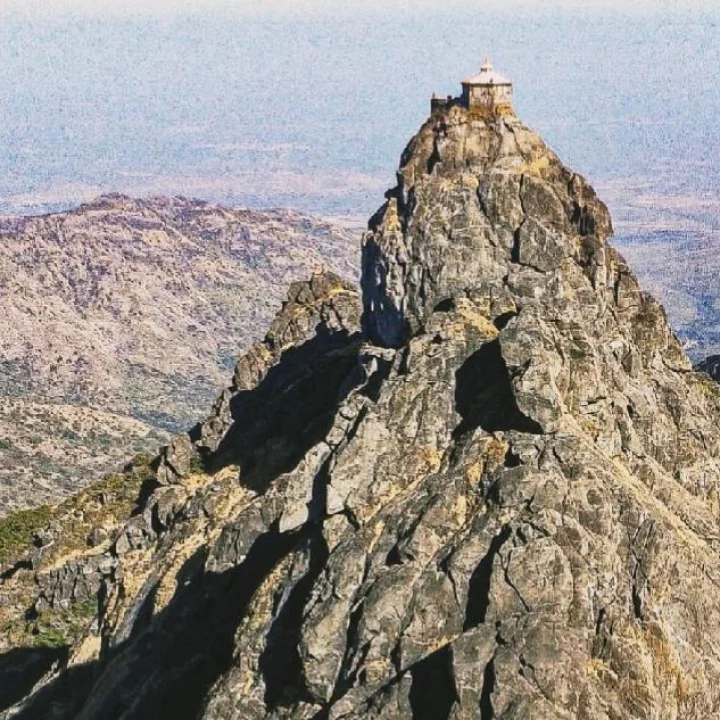 श्रीक्षेत्र गिरनारपर्वत गुरुदेव दत्तप्रभूंचे निवासस्थान