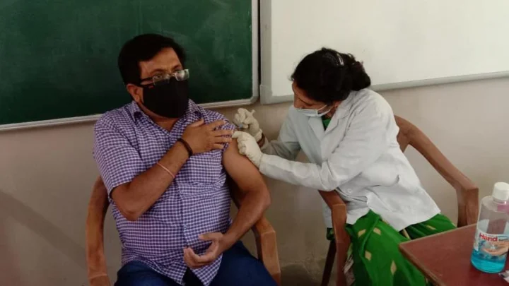 कोरोनाचा संसर्ग थांबवायला तिसरा डोस घ्यावा लागणार?